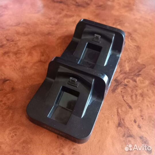 Зарядная станция для 2х геймпадов ps4 Dobe