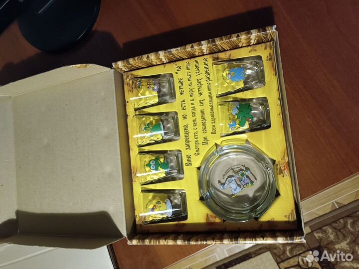 Подарочный набор. Пепельница и 6 рюмок