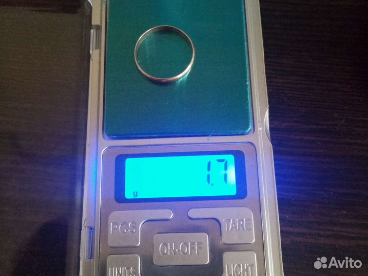 Золотое обручальное кольцо