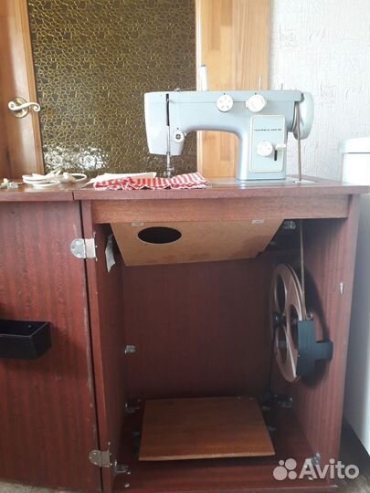 Швейная машина Чайка 142