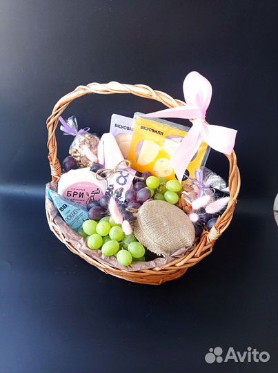 Корзина подарочная с сыром и мёдом