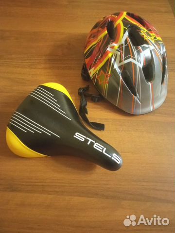 Шлем защитный и сиденье велосипедное