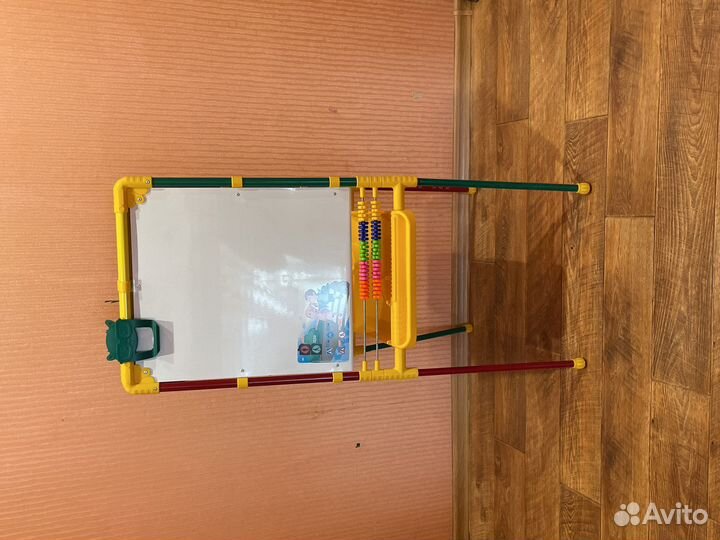 Мольберт для рисования. Доска для рисования