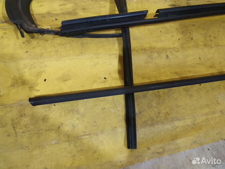 Уплотнитель стекла двери renault fluence (2010)