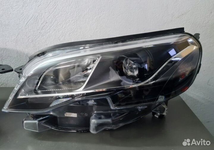 Peugeot Expert Traveller фара ксенон xenon