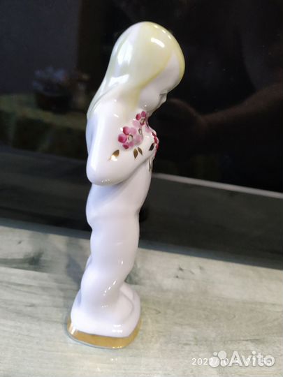 Статуэтка фарфоровая Девочка