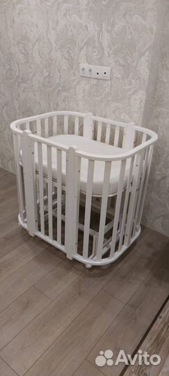 Детская кроватка с маятником