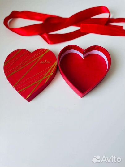 Красная подарочная коробка-сердце Rixos с лентой