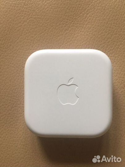 Наушники, зарядные устройства, контейнер