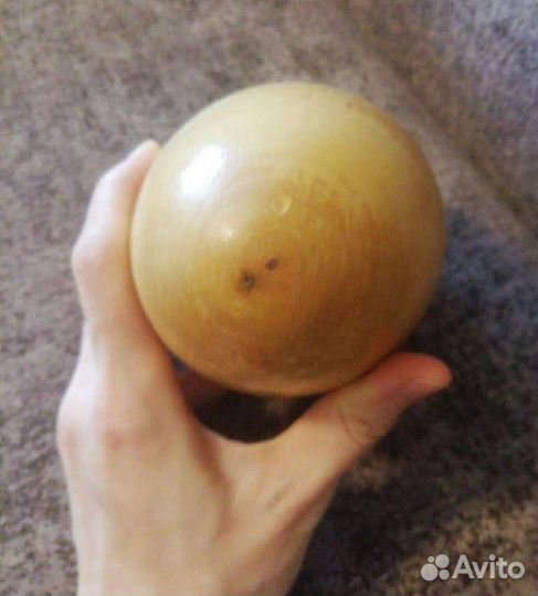 Заготовка из кедра. Яйцо на подставке. Лакированно