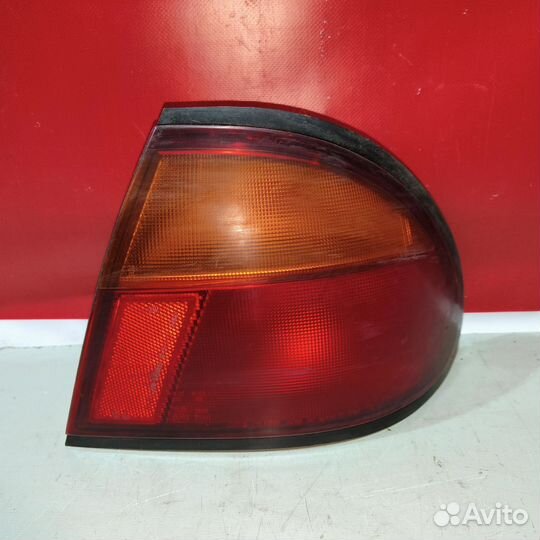 Фонарь задний правый Mazda 323 BA седан