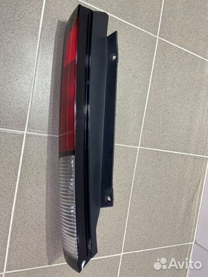 Фонарь задний левый Nissan Cube 1999 г