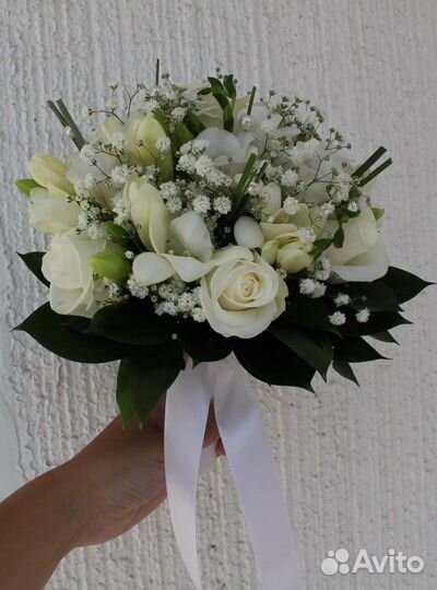 Цветочная композиция в корзинах и свадебные букеты