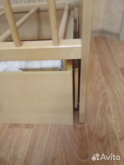 Детская кроватка с маятником и ящиком