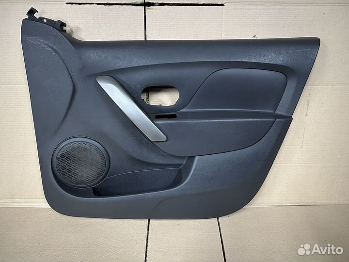 Обшивка передней правой двери Renault Logan 2