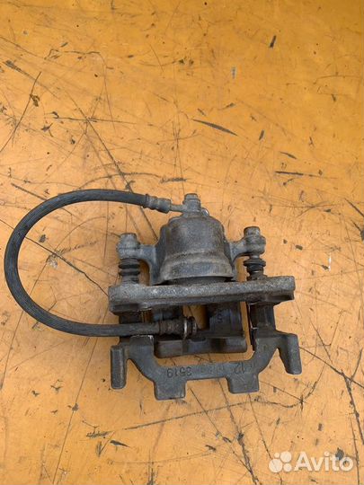 Суппорт задний правый Infiniti M37