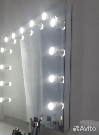 Гримерное зеркало с лампочками