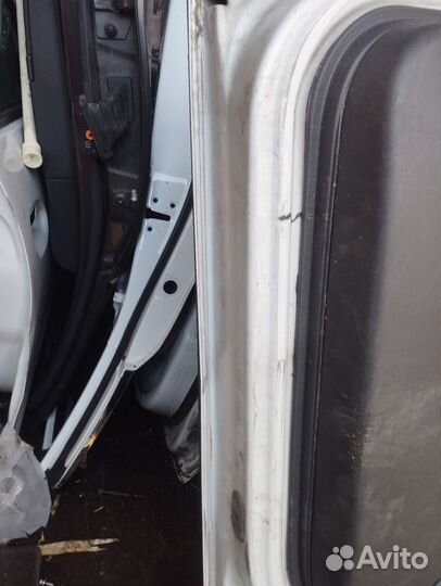 Дверь передняя правая renault sandero 1