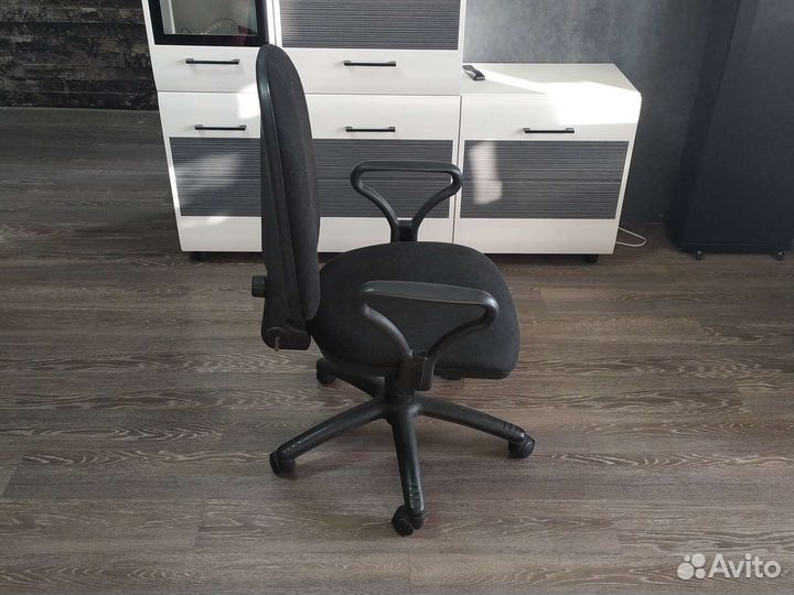 Компьютерное кресло на колёсах бу