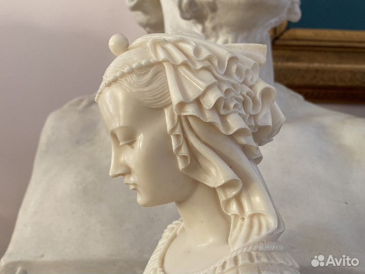 Бюст молодой девушки в кружевном головном уборе