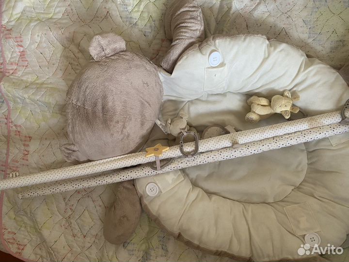 Детская лежанка с игрушками