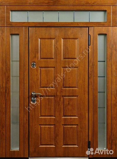 Парадная входная дверь в дом. Уличная дверь