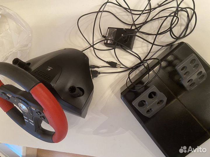 Игровой Руль и педали в рабочем состочние