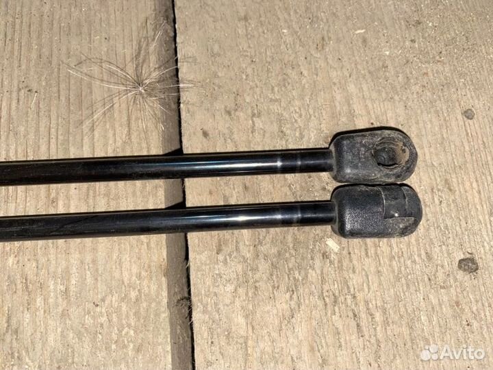 Амортизатор багажника задний Mitsubishi Outlander