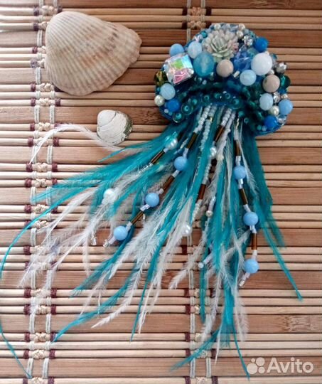 Брошь ручной работы из бисера