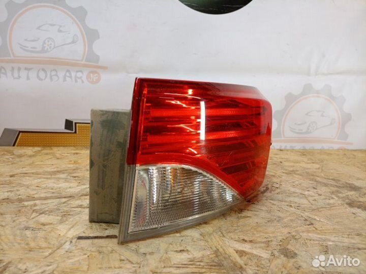 Фонарь задний правый Toyota Avensis T27