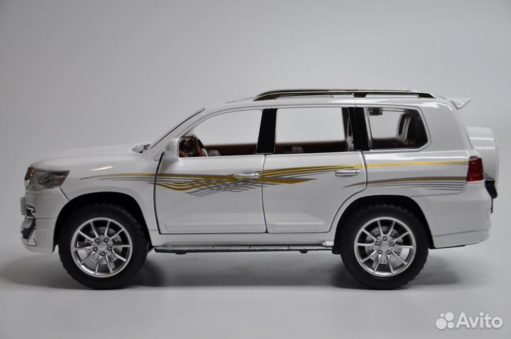 Модель автомобиля Toyota Land Cruiser Prado металл