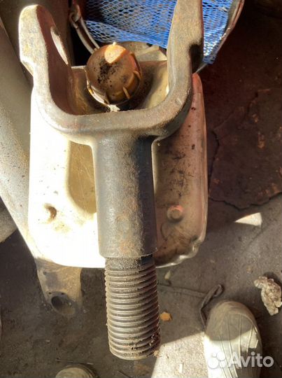 Буксировочный крюк на камаз
