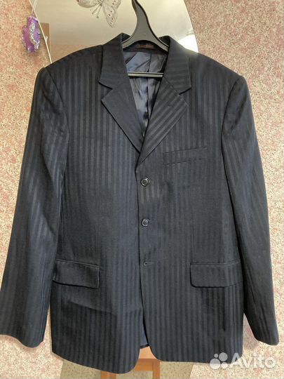Продаю черный в полоску мужской костюм 48 размера