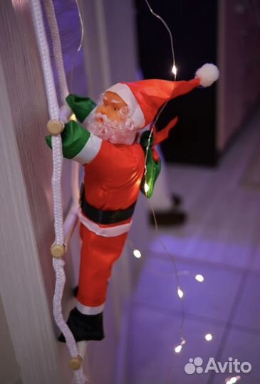 Дед мороз на лестнице новогоднее украшение декор