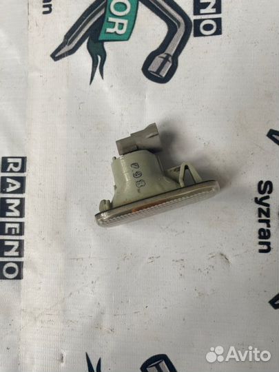 Повторитель поворота в крыло передний Toyota Prius