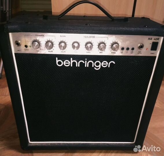 Гитарный комбоусилитель behringer