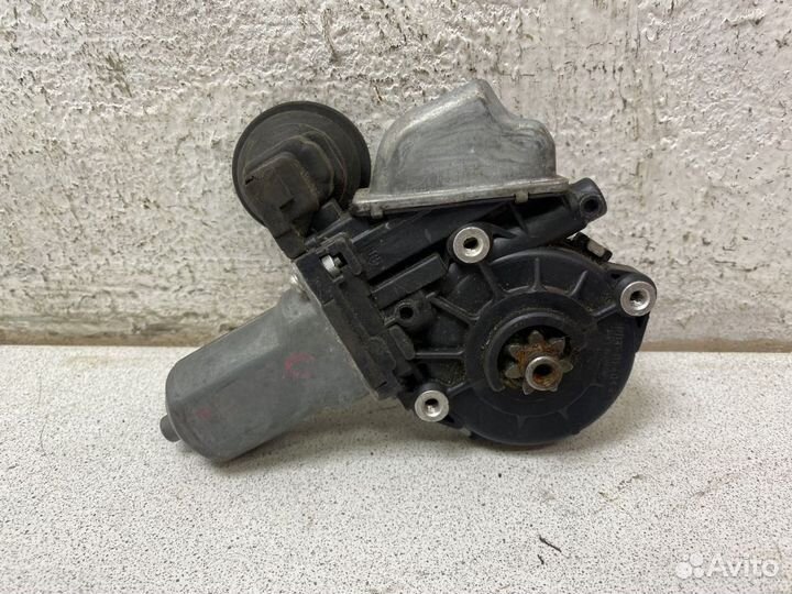 Моторчик заднего левого стеклоподъемника