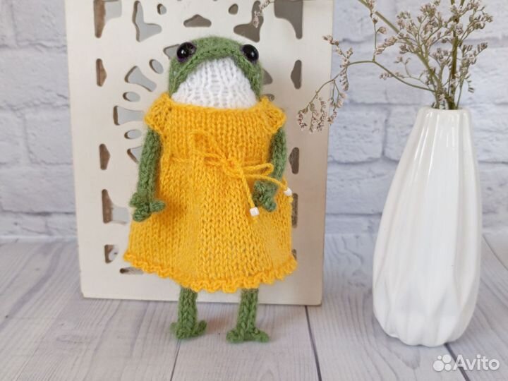 Лягушка из Pinterest вязаная в одежде