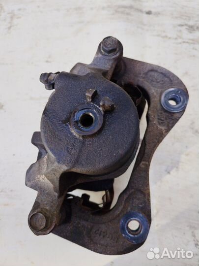 Суппорт тормозной передний Kia Sportage D4EA 2006