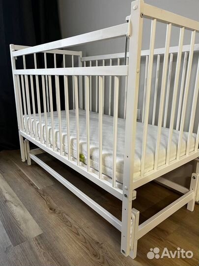 Детская кроватка с продольным маятником