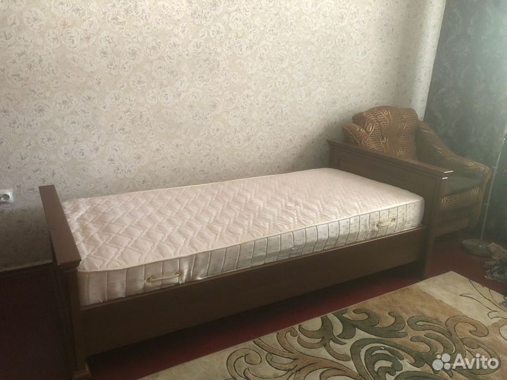 Кровать бу, односпальная с матрацем