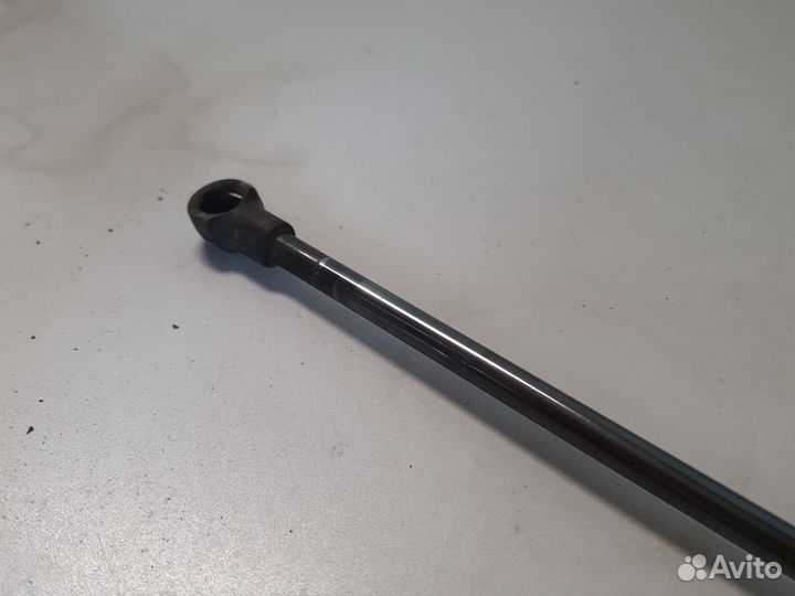 Упор крышки багажника правый Nissan Qashqai j10