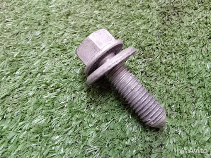 Болт Audi