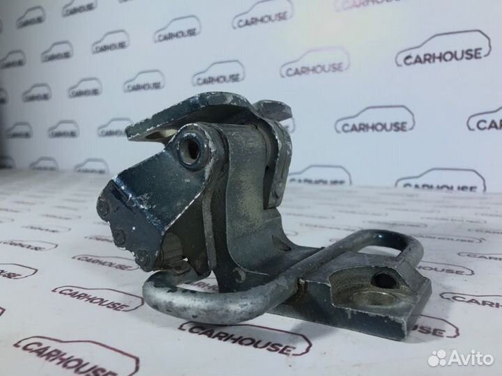 Петля двери передняя правая Volkswagen Passat B6