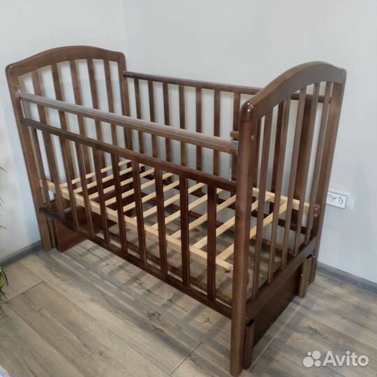Детская кроватка с маятником
