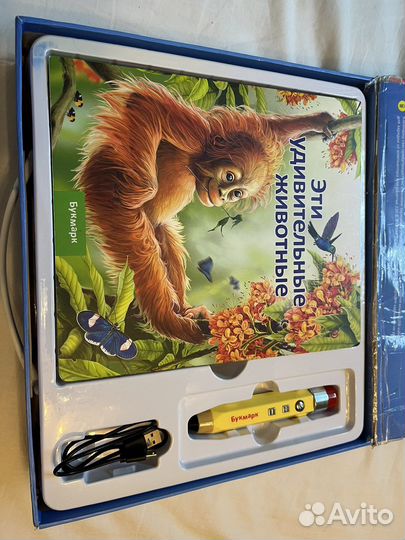 Книги и карандаш букмарк