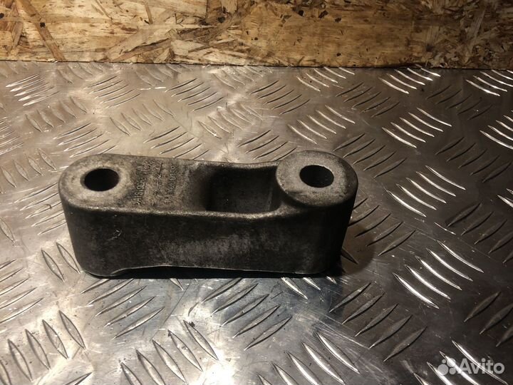 Кронштейн опоры кпп Renault Duster 1