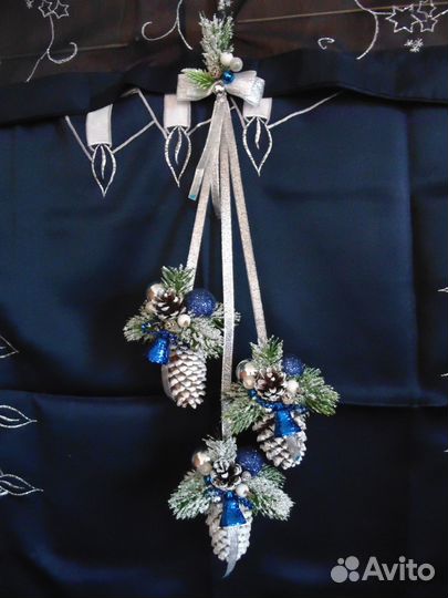 Новогодний декор на дверь из еловых шишек