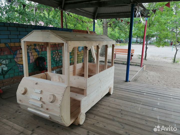 Автобус деревянный для детской площадки