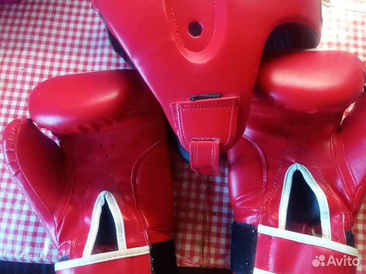 Боксерские перчатки и шлем